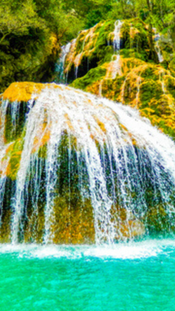 緑の中に滝がある神秘的なパワーを受けられる待ち受け画像