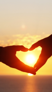 すぐに好きな人から連絡が来る手の中に夕日がある待ち受け画像