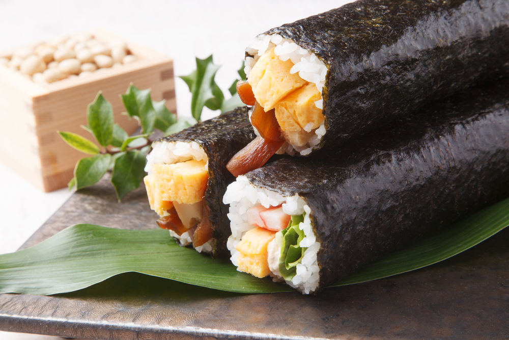 恵方巻は近年人気の行事食 22年2月3日に北北西を向いて食べると吉 合わせた食べたい献立メニュー紹介 Micane 無料占い
