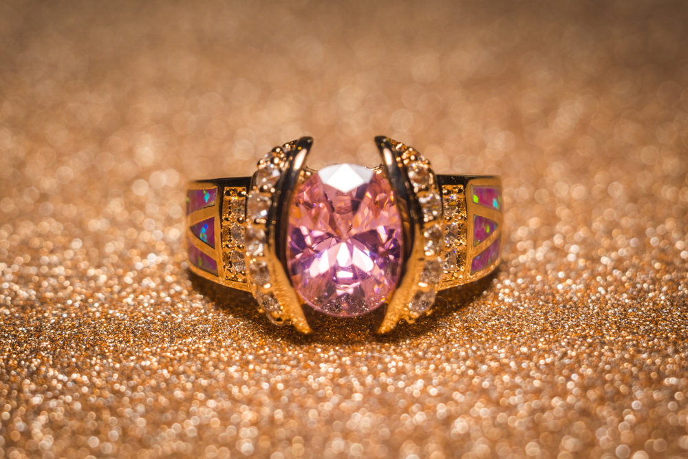 2月15日の誕生石 ピンクジルコン の意味や特徴や色の種類 石言葉 癒しの愛 明るい未来 の ピンクジルコン のスピリチュアルな効果や浄化方法まで完全紹介 Micane 無料占い