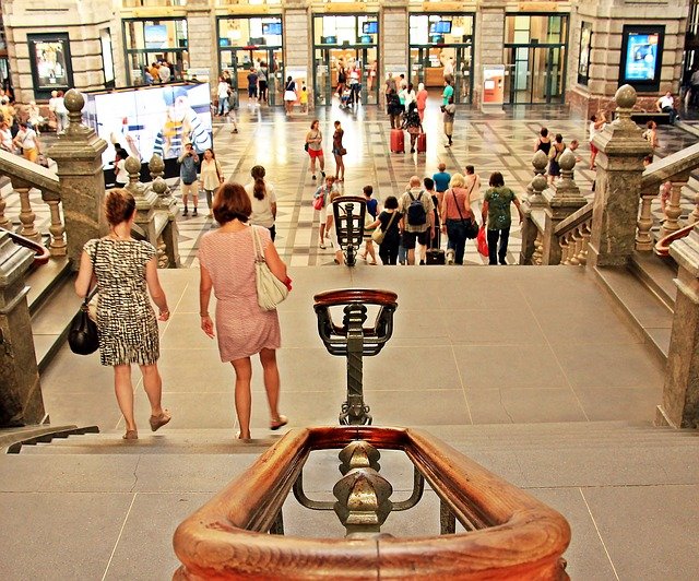 大勢の人が行きかう