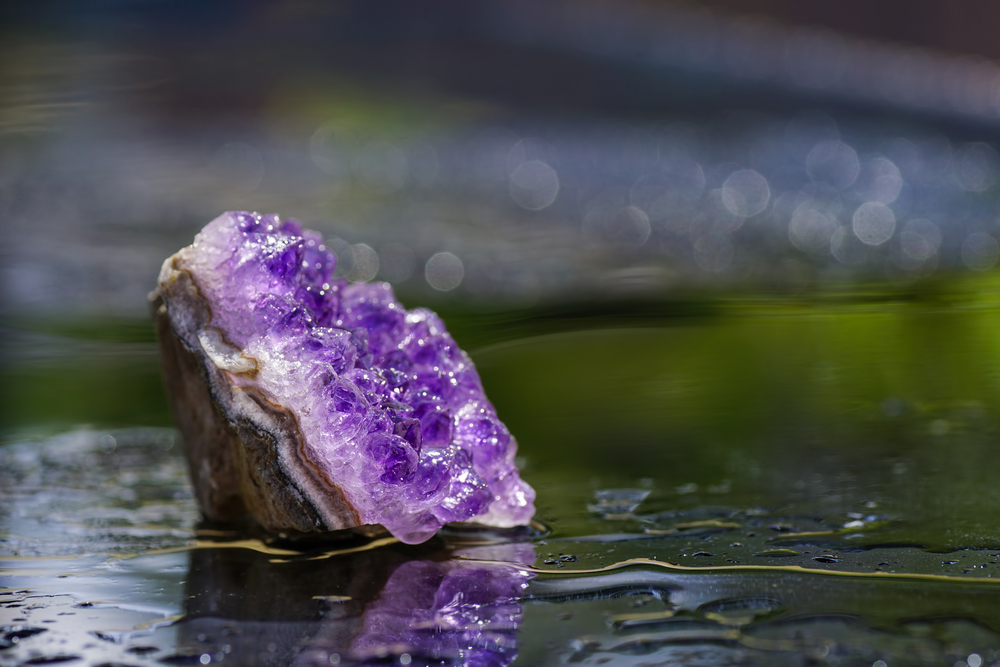 2月27日の誕生石「アメジスト」の意味や特徴や色の種類｜石言葉「誠実