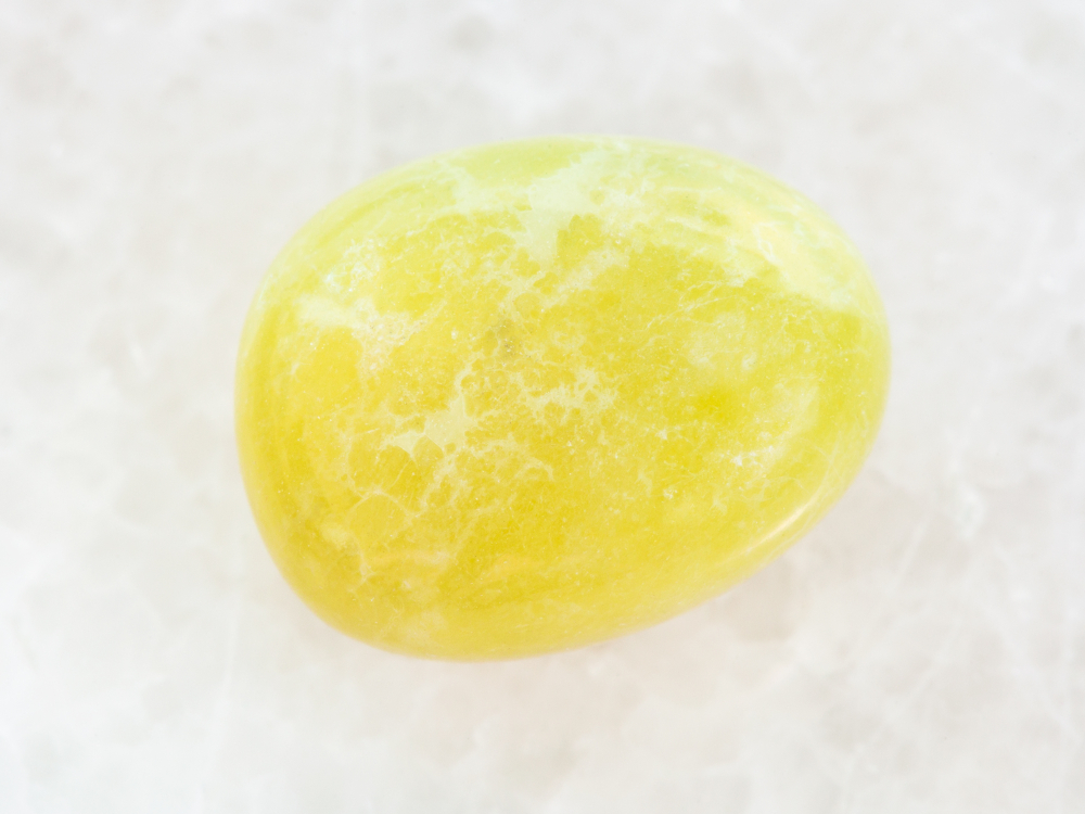 8月19日の誕生石「イエローカルサイトの勾玉」の意味や特徴や色の種類