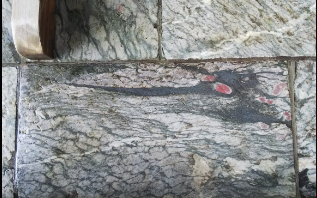 石畳に浮き出た「龍」