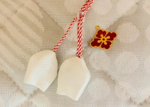 すずらんのお守りの社紋が取れたら恋が叶う