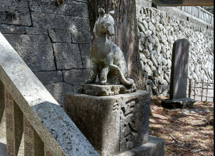山犬の像