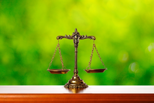 ムーンストーンの重さをはかるてんびん