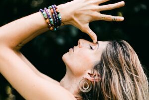 肩が重いスピリチュアルな対処法・エネルギーを整える