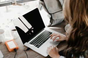 昔の恋人をSNSで検索する