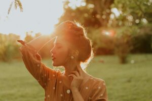 ツインレイの左胸がチクチクするのは性エネルギー交流が起きているせい