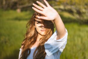 直感が本物か確かめるには相手に先入観を持たない