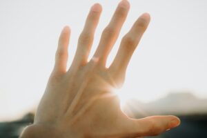 左の手のひらがかゆいスピリチュアルな意味