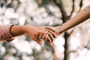 右手のひらのかゆみはツインレイとの絆が深まっているサイン