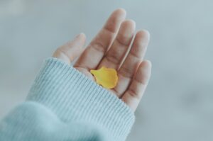 急に手のひらがかゆいスピリチュアルな意味