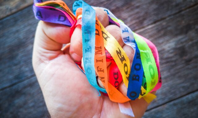 カバンや鍵に結ぶ方法